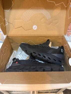 On Running Cloud boys size 2. Like new! Worn once and were too small. New style!